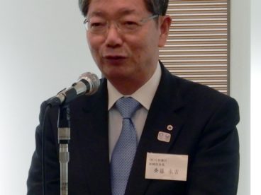 挨拶する斉藤永吉副代表幹事
